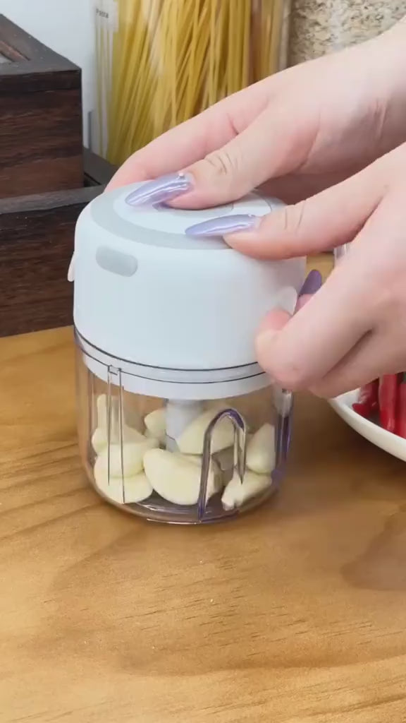 GAGNEZ DU TEMPS EN CUISINE ! 🔥 Découvrez le mini hachoir électrique qui va changer votre quotidien 👩‍🍳⚡ Simple, rapide et efficace !